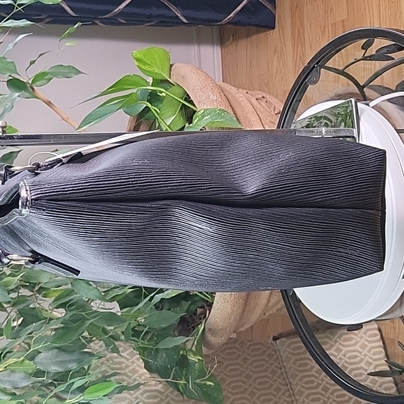 Salvatore Ferragamo Large Black Tote - Picture 7 of 17